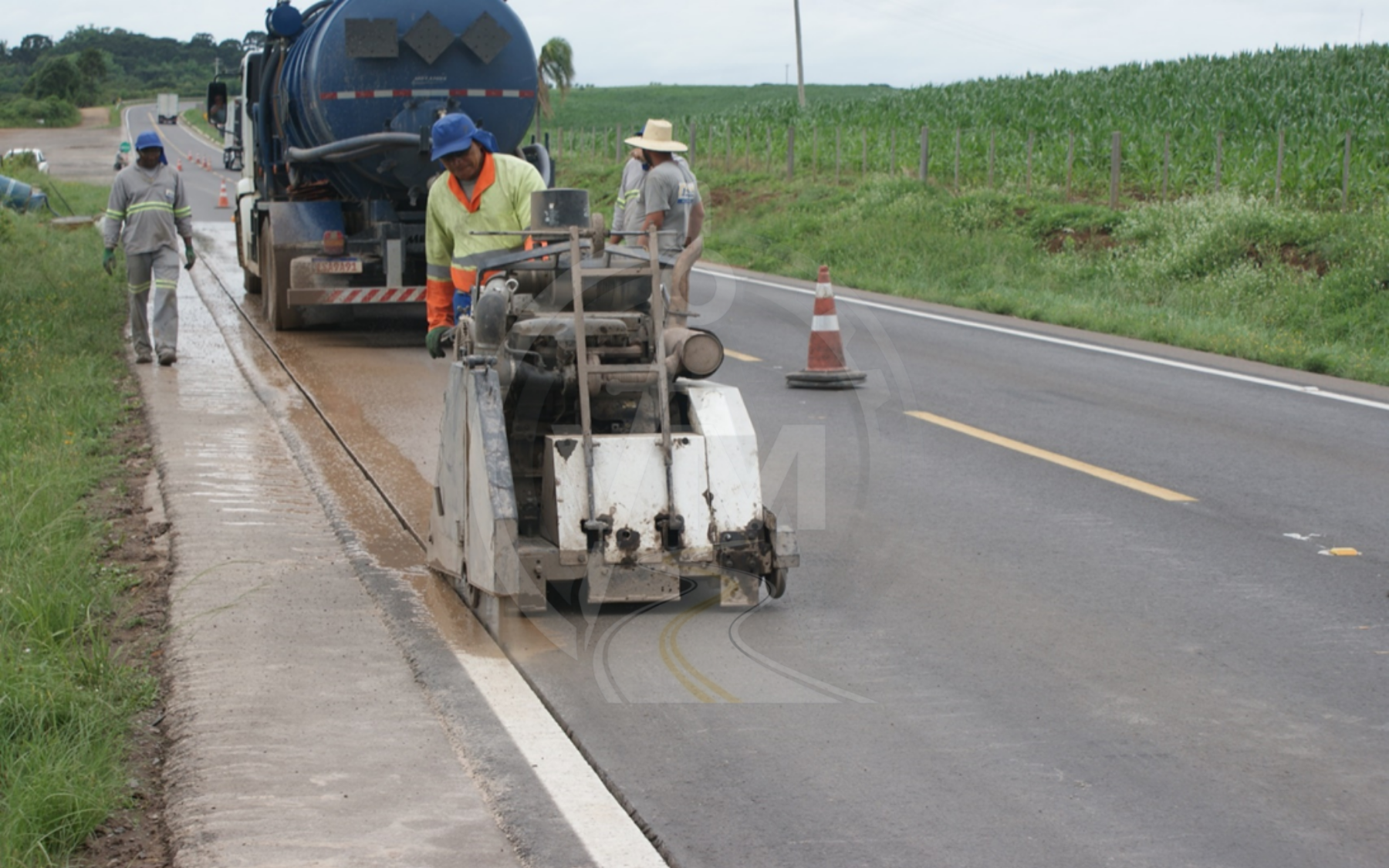 Etapa 1 - Corte da pista com máquina de disco para instalação do Microdreno